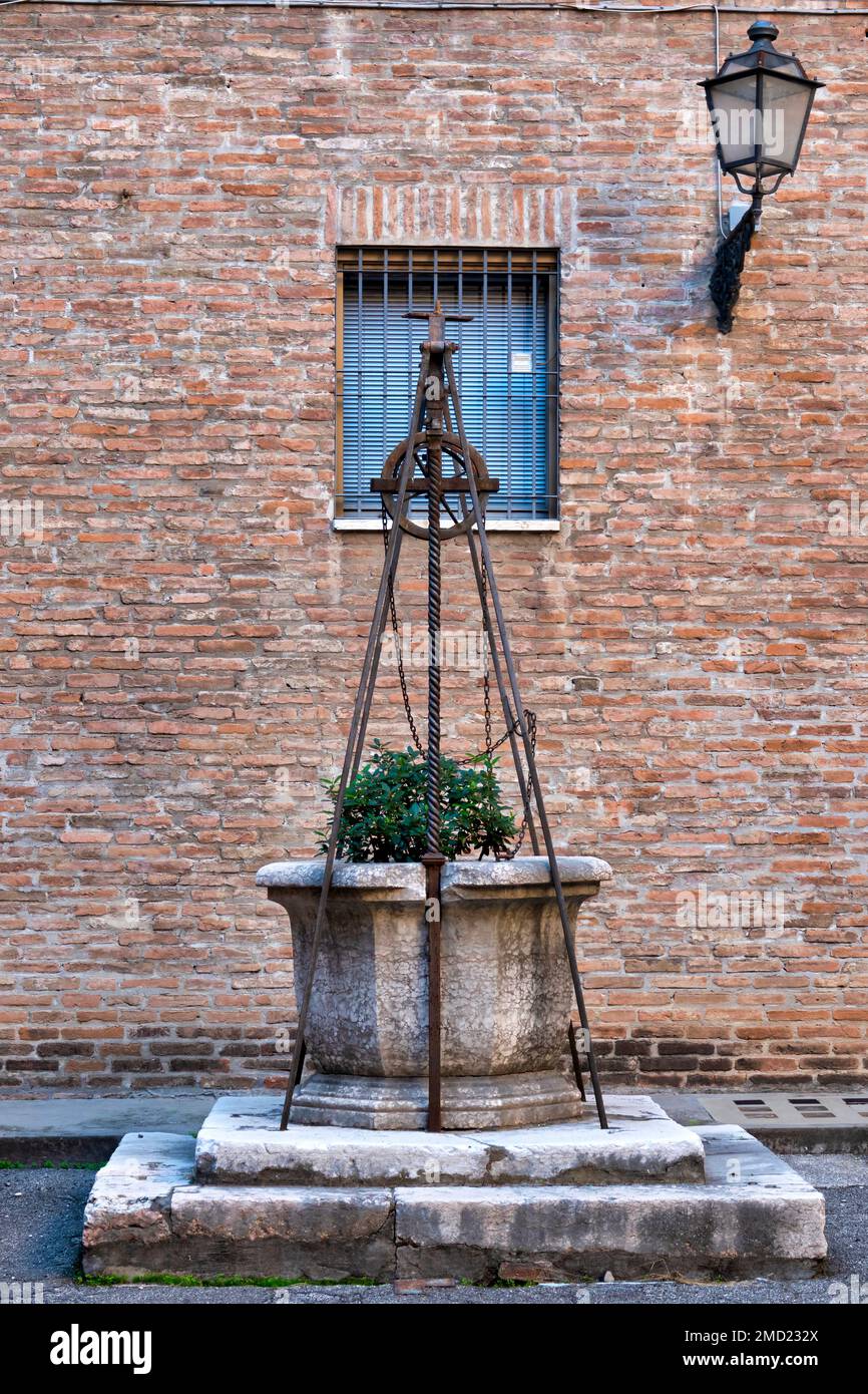 Mittelalterlicher Brunnen in einem Innenhof, Ferrara, Italien Stockfoto