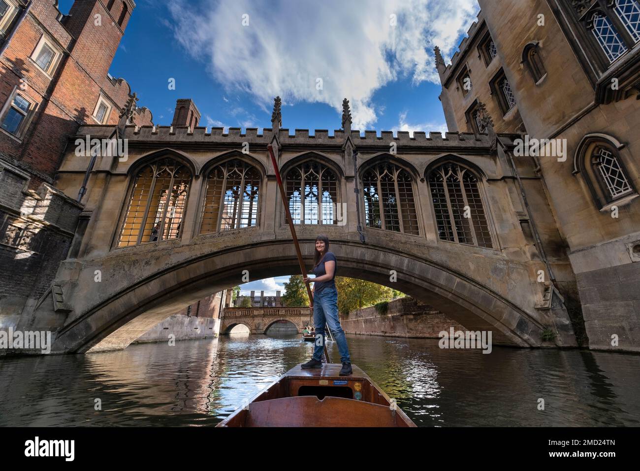 Cambridge Student Punting under the Bridge of Sighs on the River Cam, St Johns College Cambridge, Cambridge University, Cambridge, England, Großbritannien Stockfoto