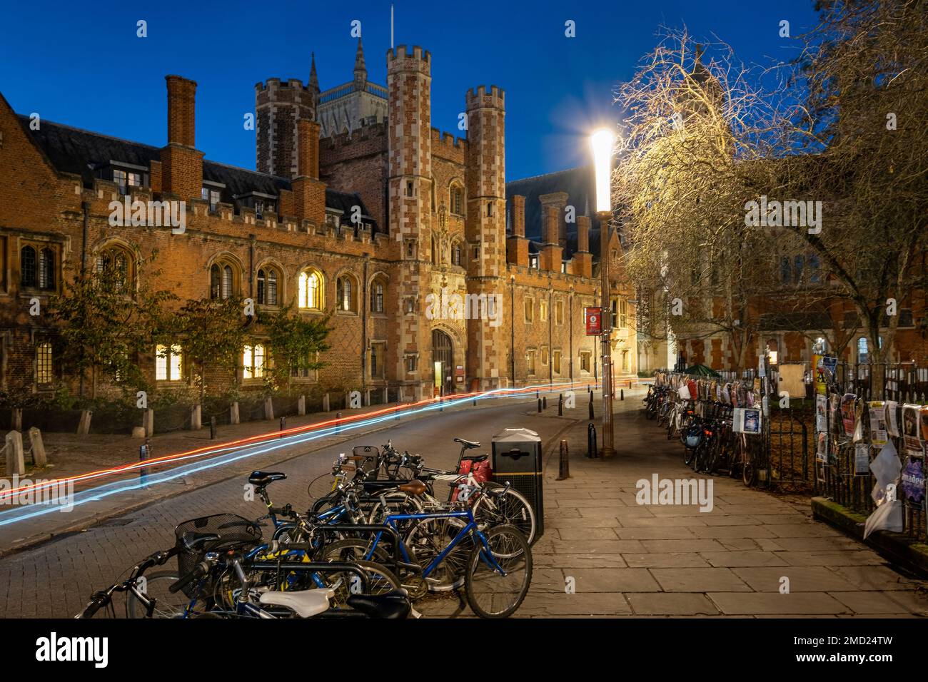 Fahrradwege mit Lichtblick am Great Gate am St Johns College Cambridge bei Nacht, St John's Street Cambridge, Cambridgeshire, England, Großbritannien Stockfoto
