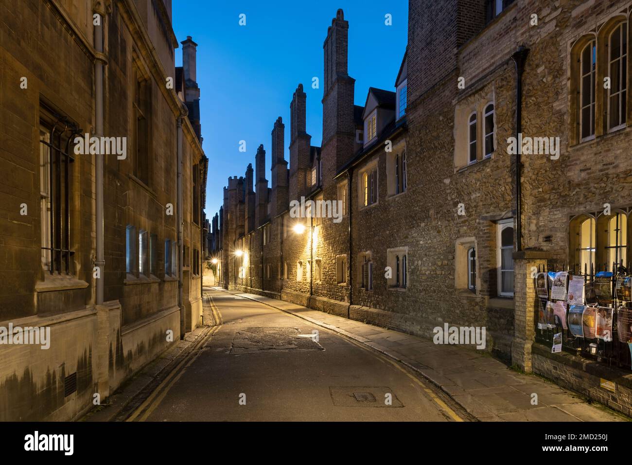 Rote Backsteingebäude mit hohen Schornsteinen in der Trinity Lane bei Nacht, Cambridge, Cambridgeshire, England, Großbritannien Stockfoto