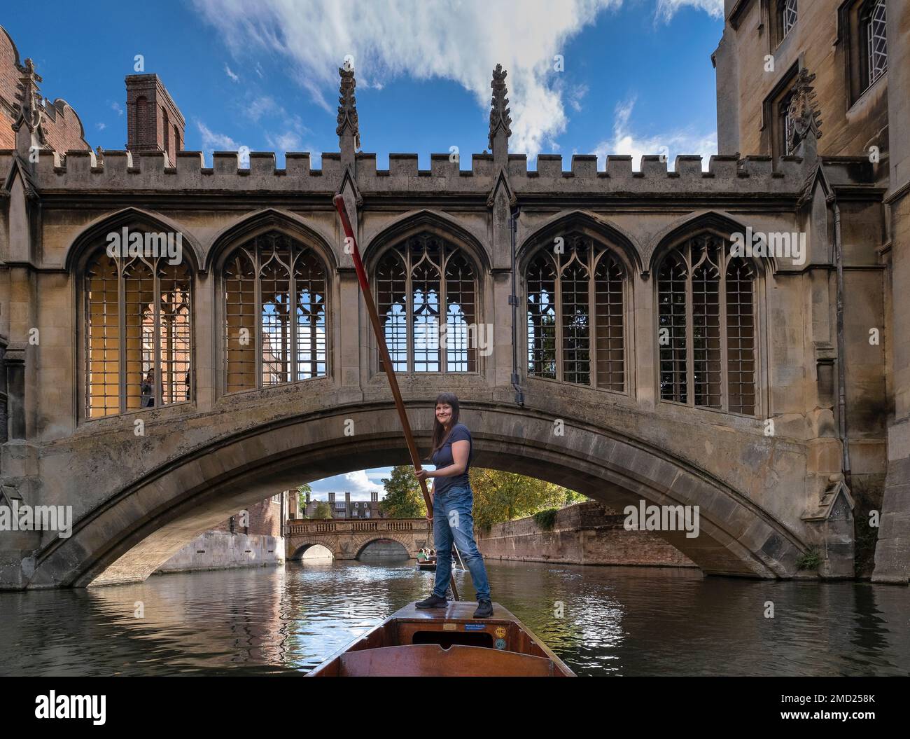 Cambridge Student Punting under the Bridge of Sighs on the River Cam, St Johns College Cambridge, Cambridge University, Cambridge, England, Großbritannien Stockfoto