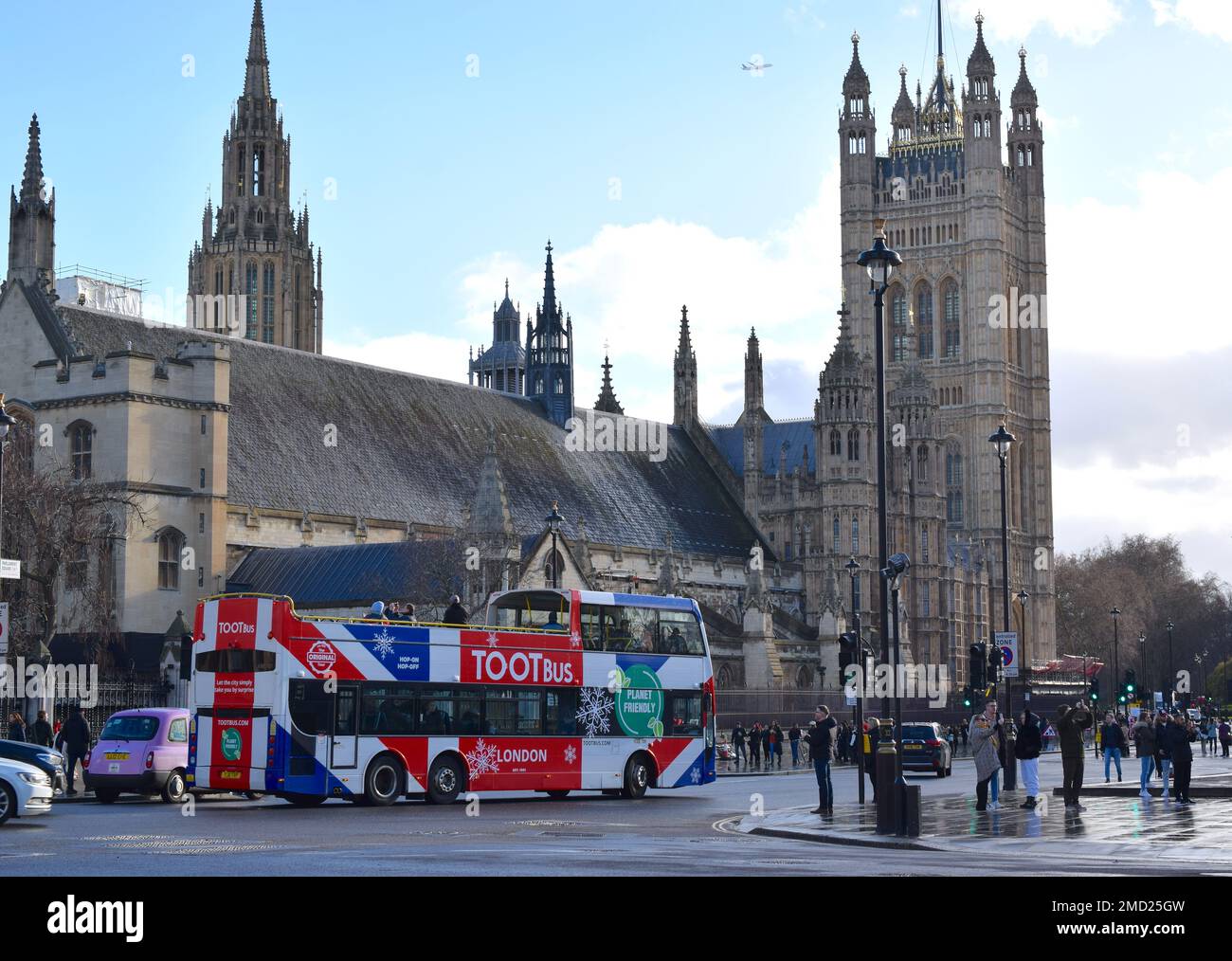 London Tour Bus und House of parliament Building im Zentrum von London. Stockfoto