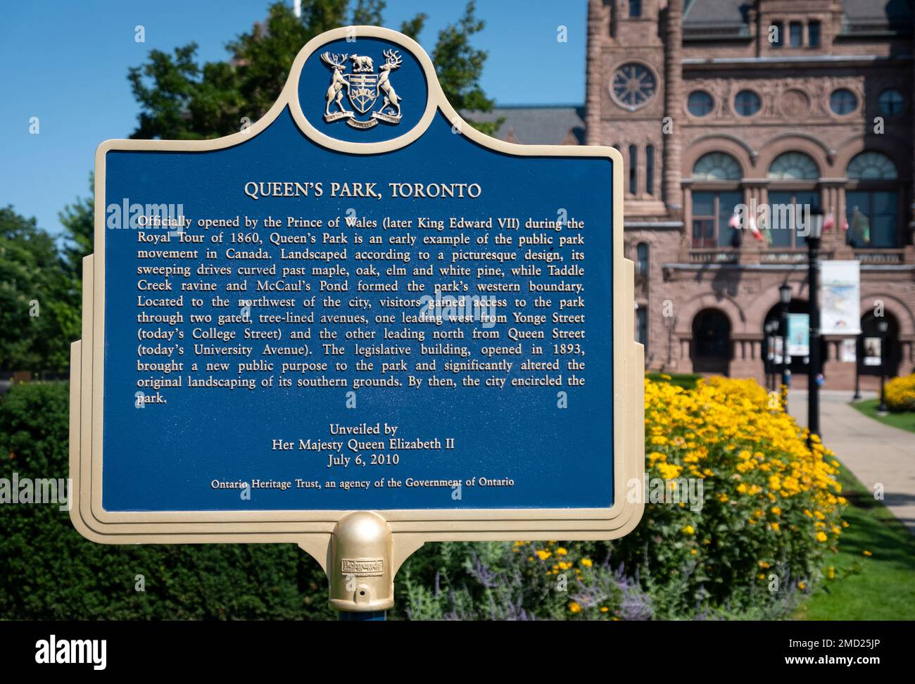 Blaues Schild des Ontario Heritage Trust vor der Legislative Assembly des Ontario Building im Sommer, Queens Park, Toronto, Kanada Stockfoto
