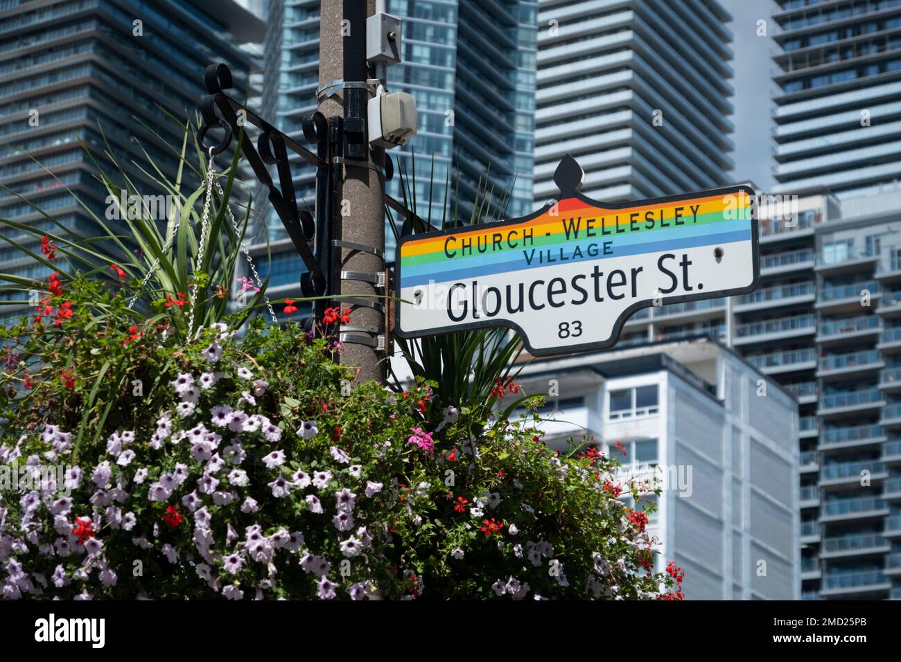 Farbenfrohe Gloucester Street und Church Wellesley Village Schild, Church Wellesley Village, Toronto, Kanada Stockfoto