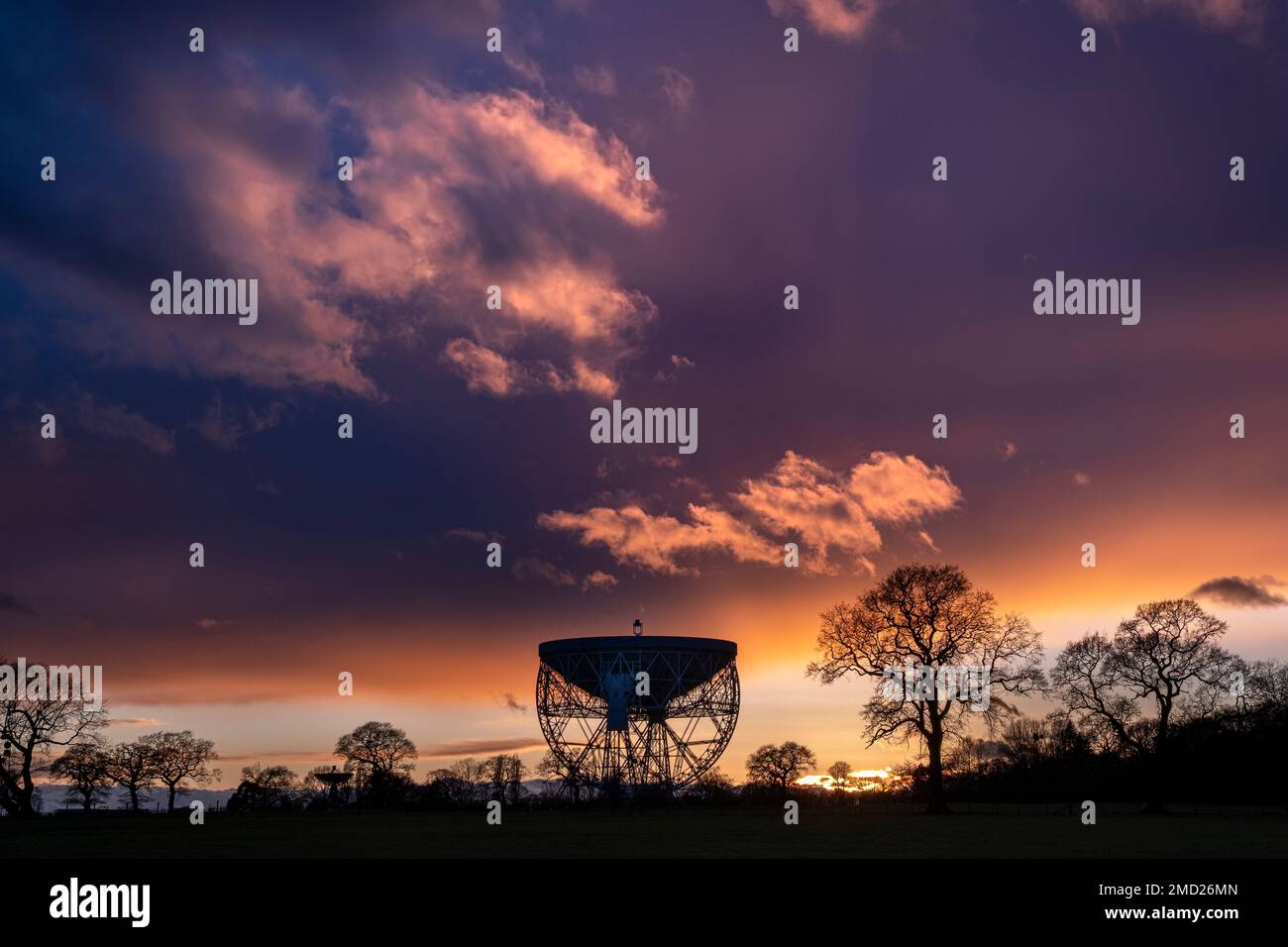 Jodrell Bank Lovell Radio Telescope at Sunset, in der Nähe von Goostrey, Cheshire, England, Großbritannien Stockfoto