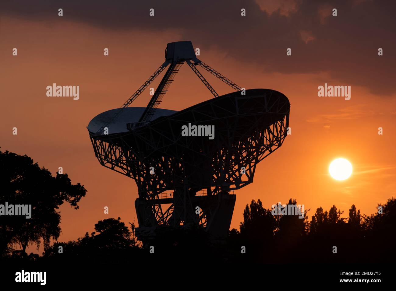 Das Mark II Radio Telescope at Sunset, Jodrell Bank Observatory, bei Goostrey, Cheshire, England, UK Stockfoto
