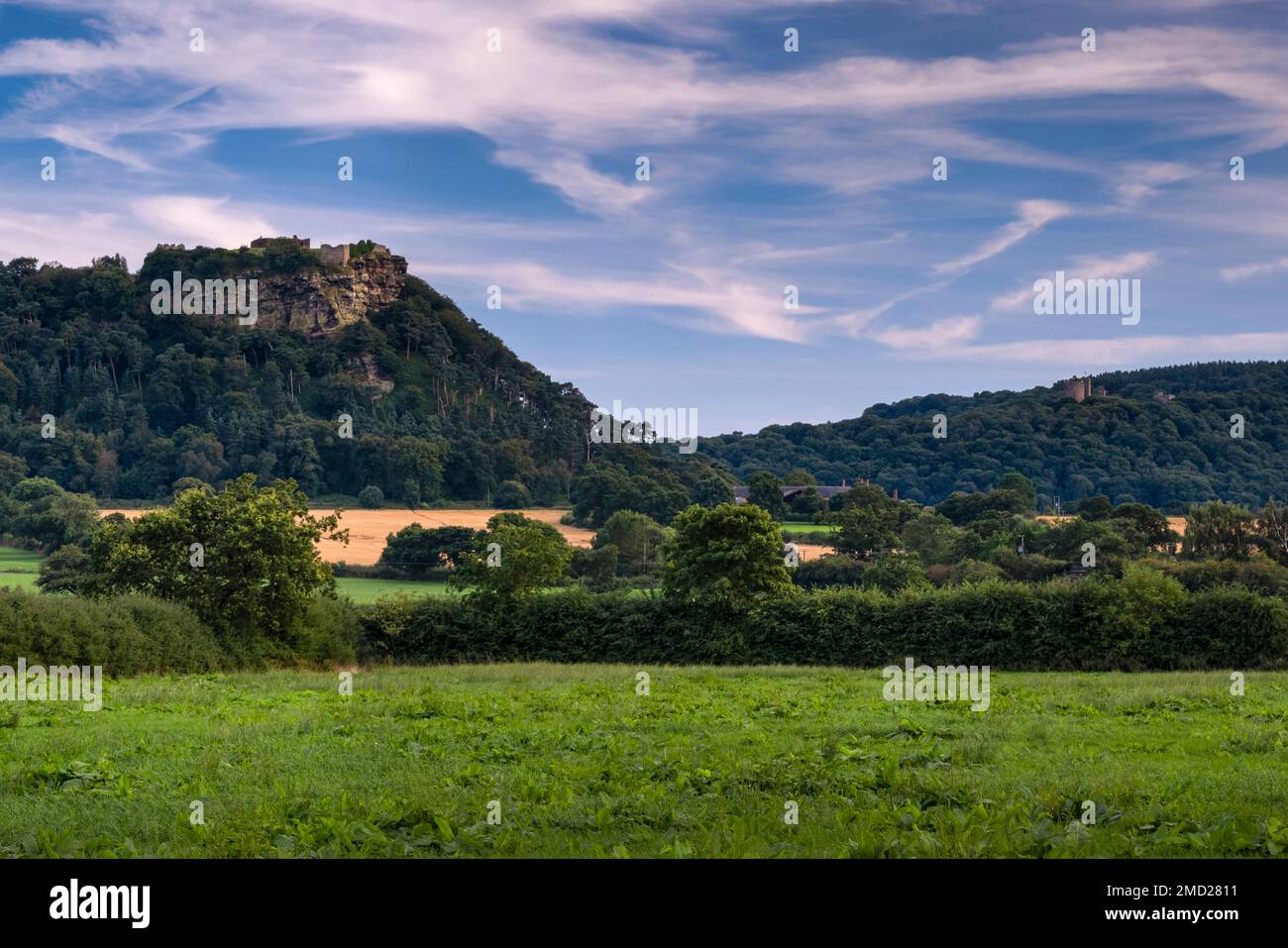 Beeston Castle, Peckforton Castle und die Peckforton Hills im Sommer, in der Nähe von Beeston, Cheshire, England, Großbritannien Stockfoto