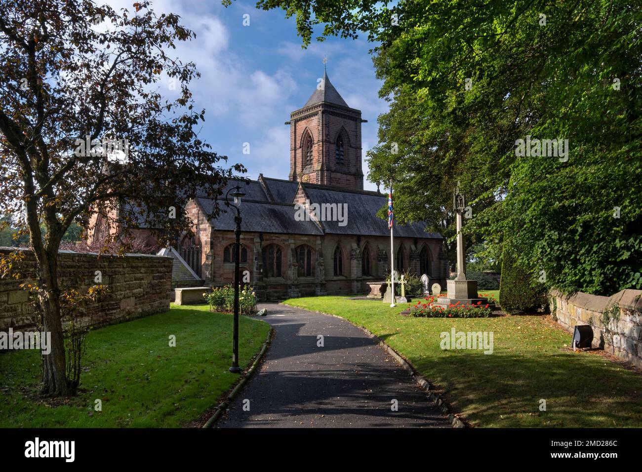 St Helen’s Parish Church im Sommer, Tarporley, Cheshire, England, Großbritannien Stockfoto