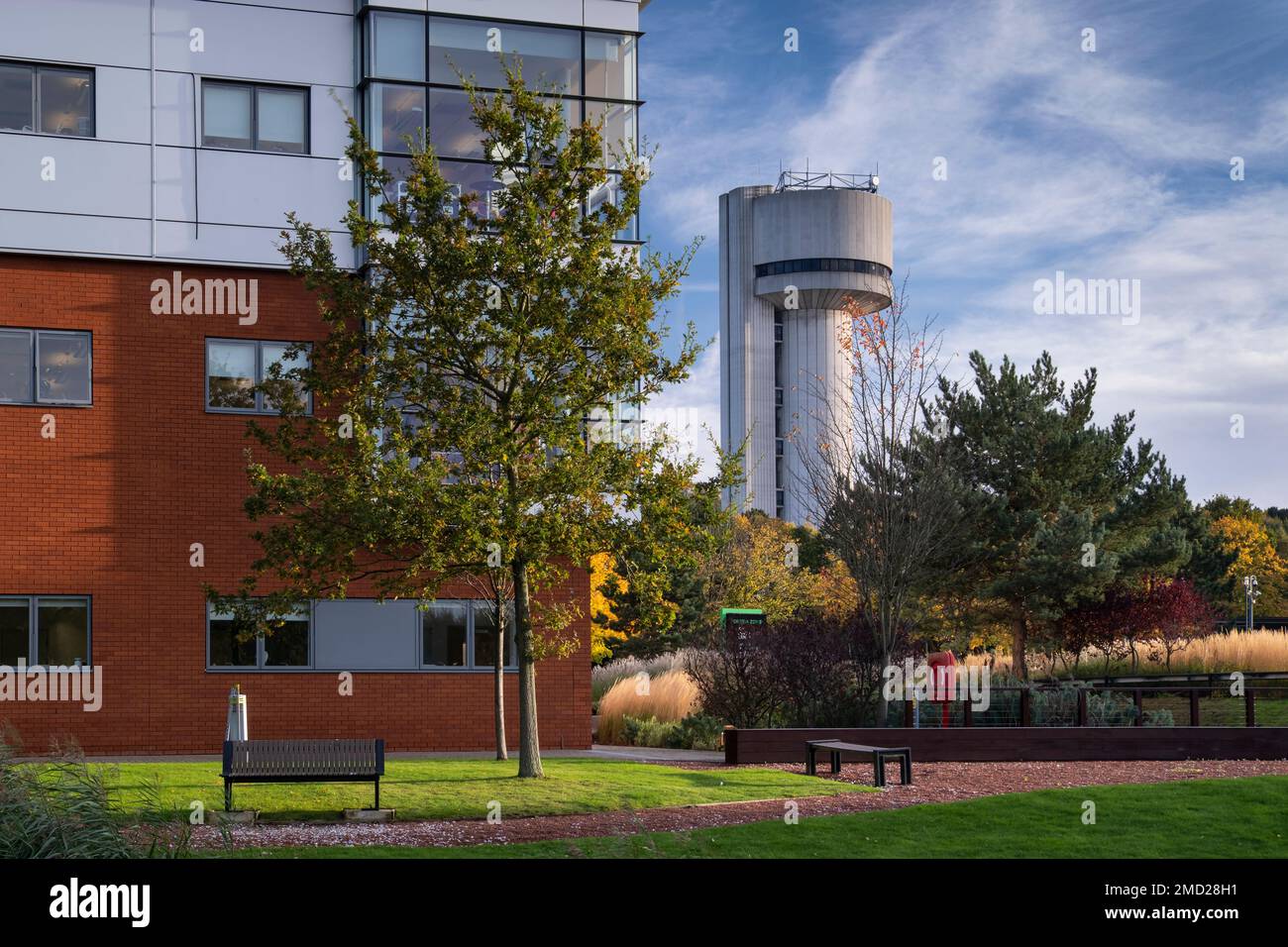 Tower der Nuklearstrukturanlage (NSF) am Sci-Tech Daresbury Laboratory im Herbst, Daresbury, Cheshire, England, Vereinigtes Königreich Stockfoto