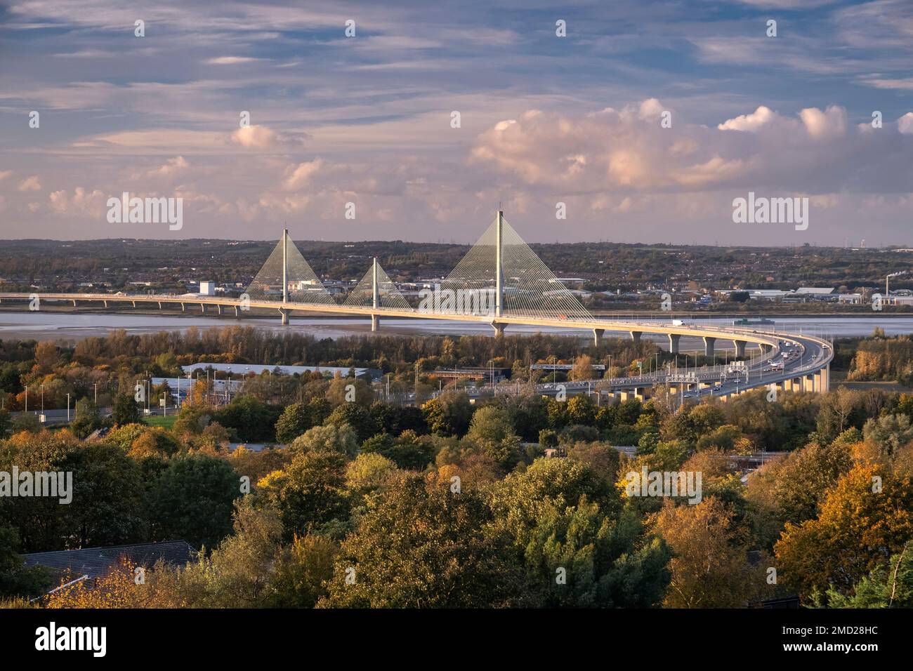 Die Mersey Gateway Bridge über die Mersey Estuary im Herbst, Runcorn, Cheshire, England, Großbritannien Stockfoto