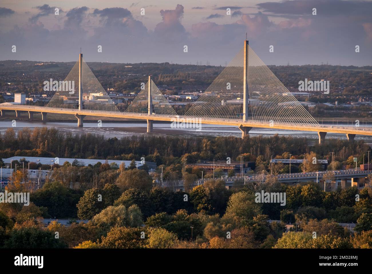 Die Mersey Gateway Bridge über die Mersey Estuary im Herbst, Runcorn, Cheshire, England, Großbritannien Stockfoto