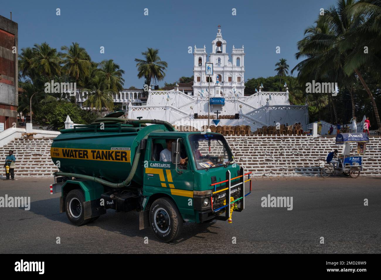Wassertankfahrzeug vorbei an der Kirche unserer Lieben Frau von der Unbefleckten Empfängnis, Panjim City, Goa, Indien, Asien Stockfoto