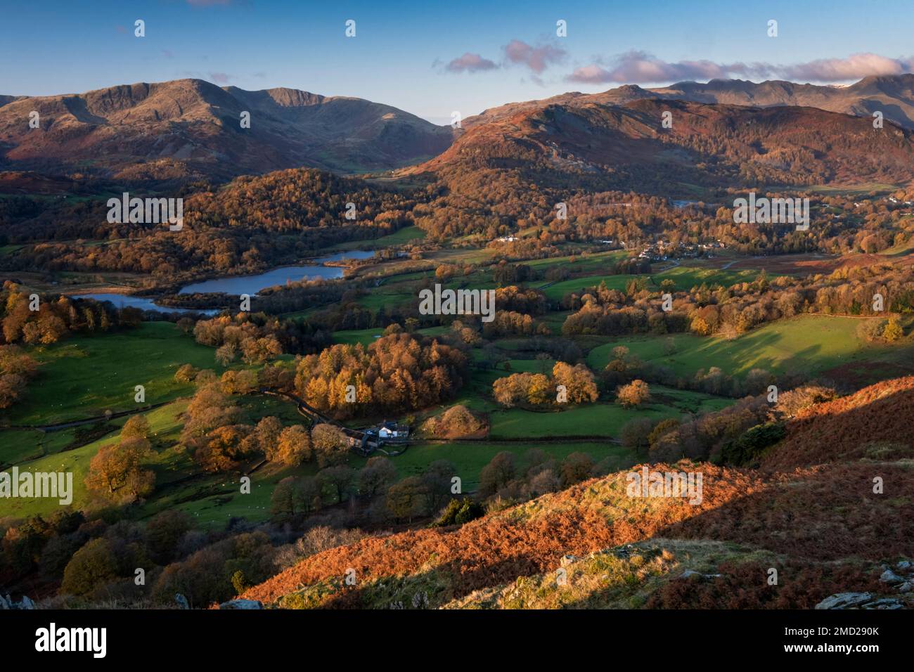 Elter Water, Wetherlam & Lingmoor fielen im Herbst von Loughrigg Fell im Lake District National Park, Cumbria, England, Großbritannien Stockfoto