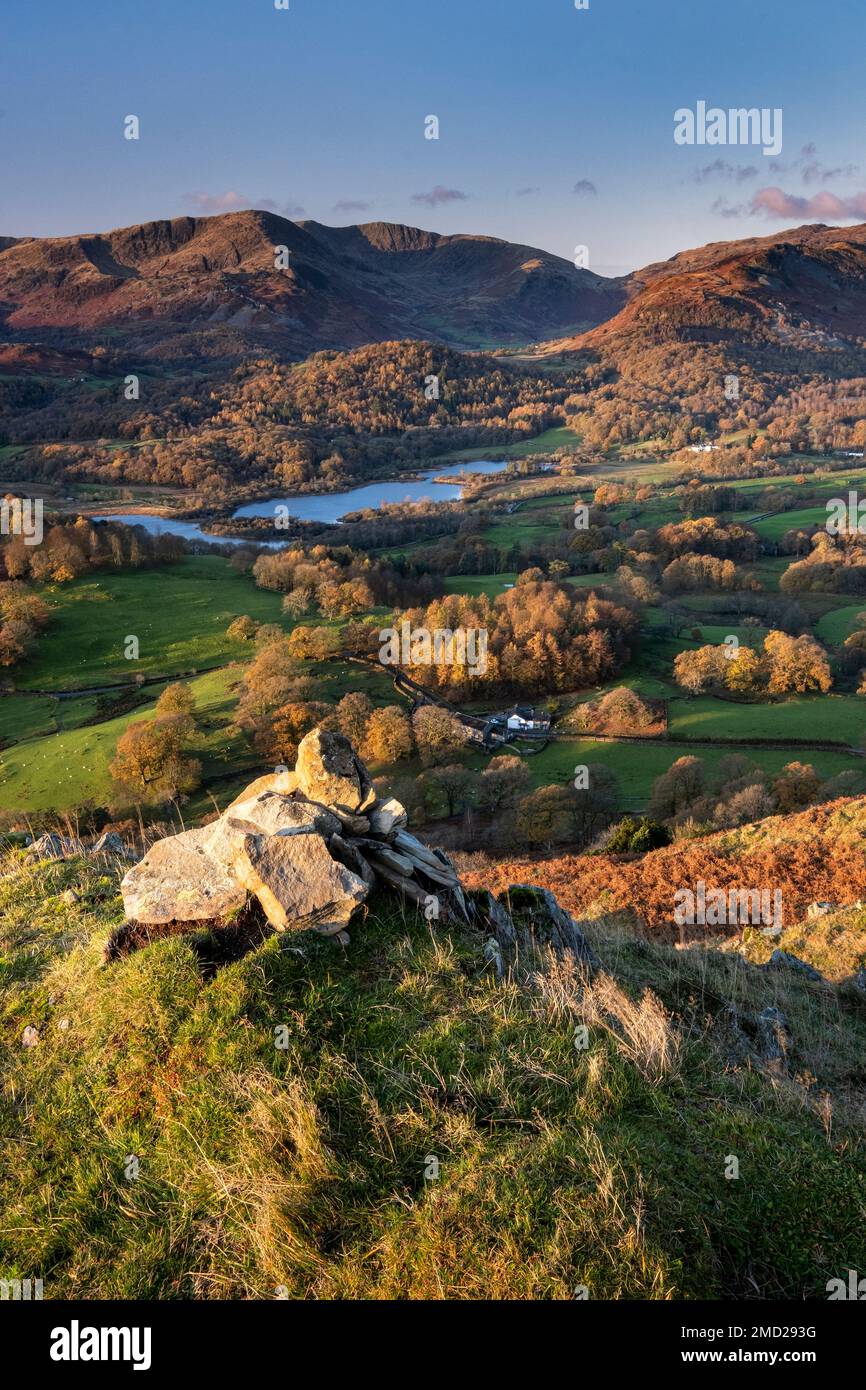 Elter Water, Wetherlam und die Tilberthwaite Fells aus Loughrigg fielen im Herbst im Lake District National Park, Cumbria, England, Großbritannien Stockfoto