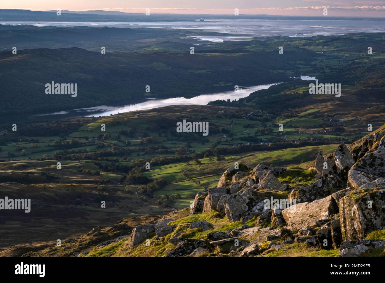 Coniston Water & Morecambe Bay von The Old man of Coniston, Lake District National Park, Cumbria, England, Vereinigtes Königreich Stockfoto