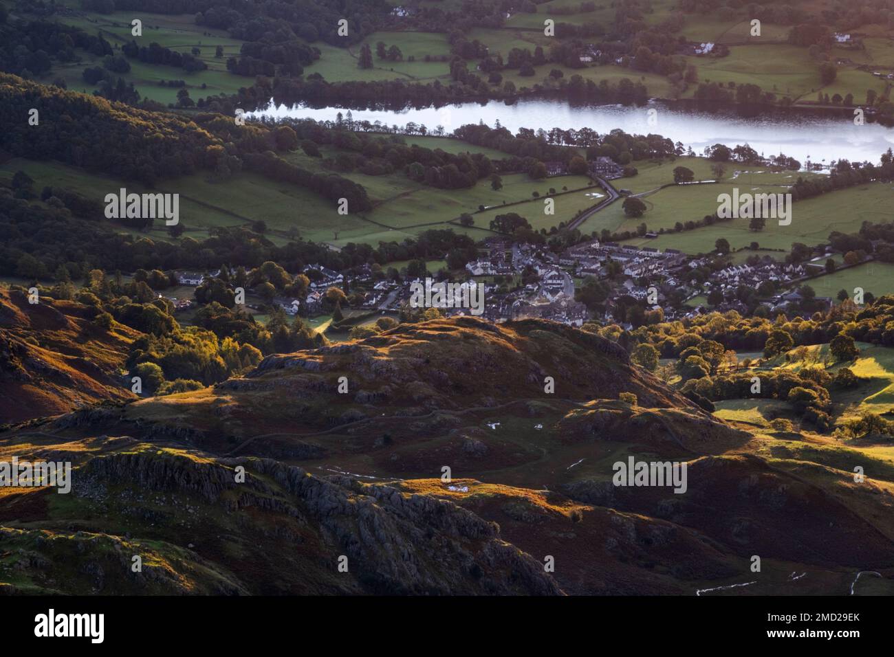 Coniston Village und Coniston Water Over the Scrows aus dem Old man of Coniston, Lake District National Park, Cumbria, England, Großbritannien Stockfoto