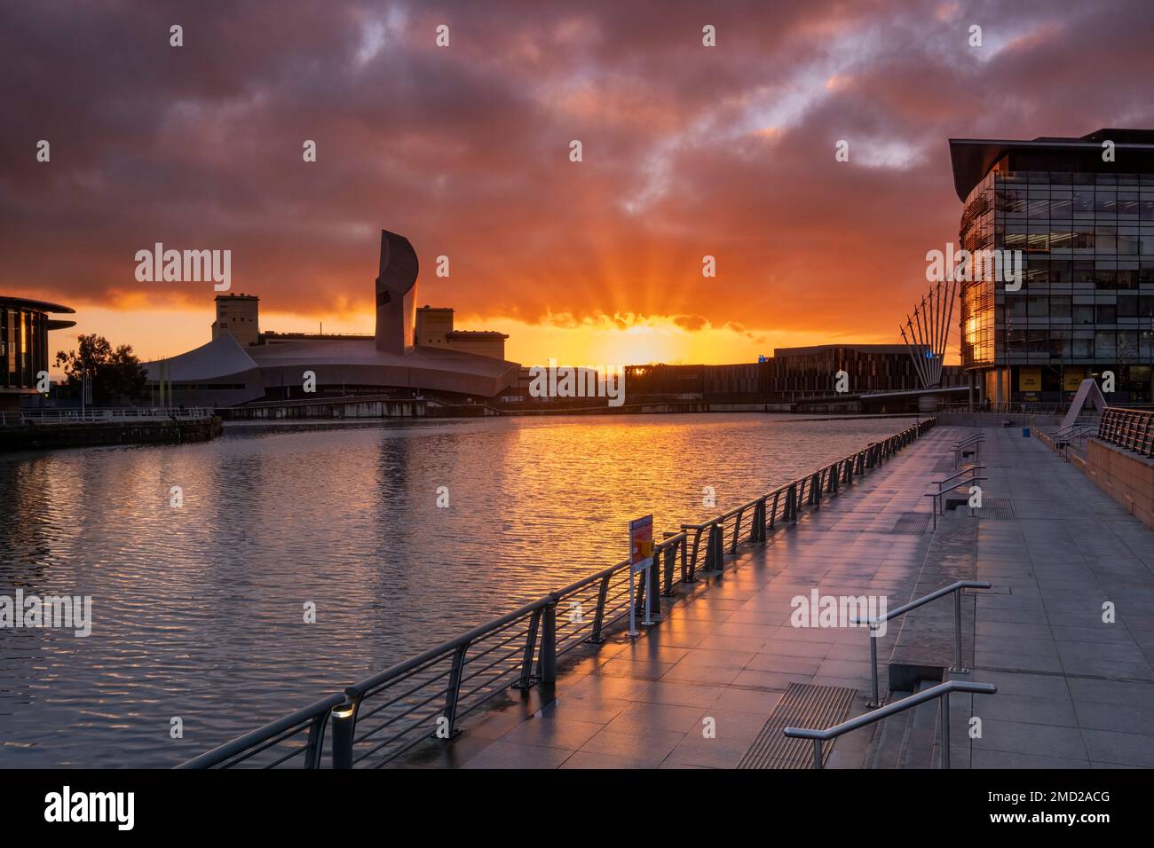 The Quays & Imperial war Museum North bei Sonnenuntergang, Salford Quays, Salford, Manchester, England, UK Stockfoto