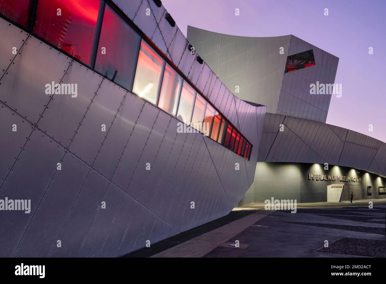 Imperial War Museum North bei Nacht, Salford Quays, Manchester, England, UK Stockfoto