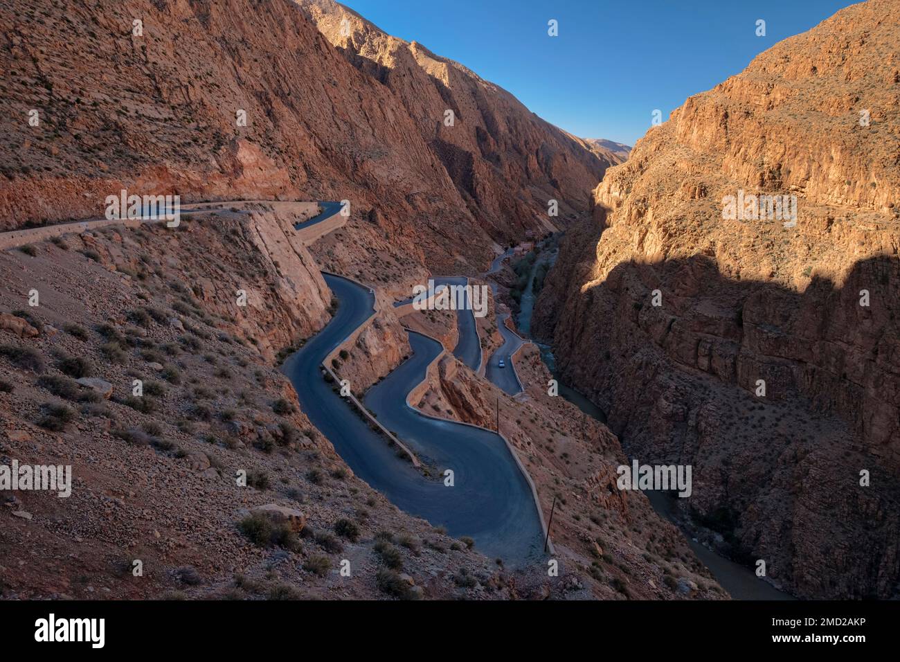 Serpentraße die Dades-Schlucht und den Dades-Fluss hinauf, Dades-Tal, Marokko, Nordafrika, Afrika Stockfoto