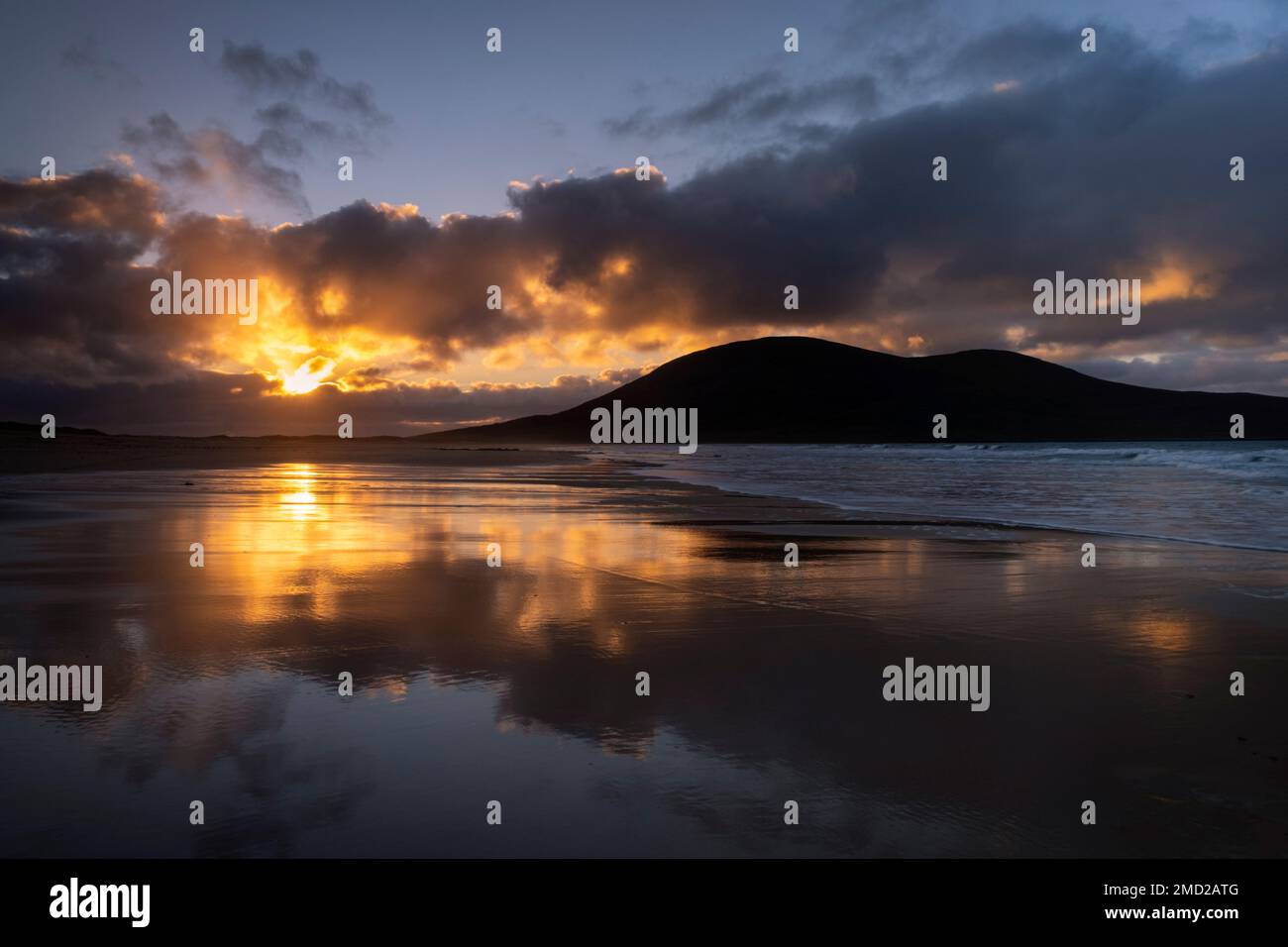 Reflections in Scarista Beach at Sunset Backed by Ceapabhal, Isle of Harris, Outer Hebrides, Schottland, Großbritannien Stockfoto