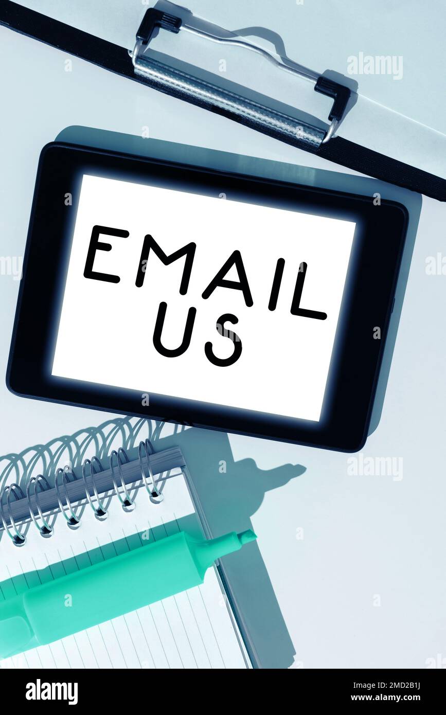 Unterschreiben Sie mit E-Mail an uns. Wort zum Senden einer Werbebotschaft an eine Gruppe von Personen per Post Stockfoto