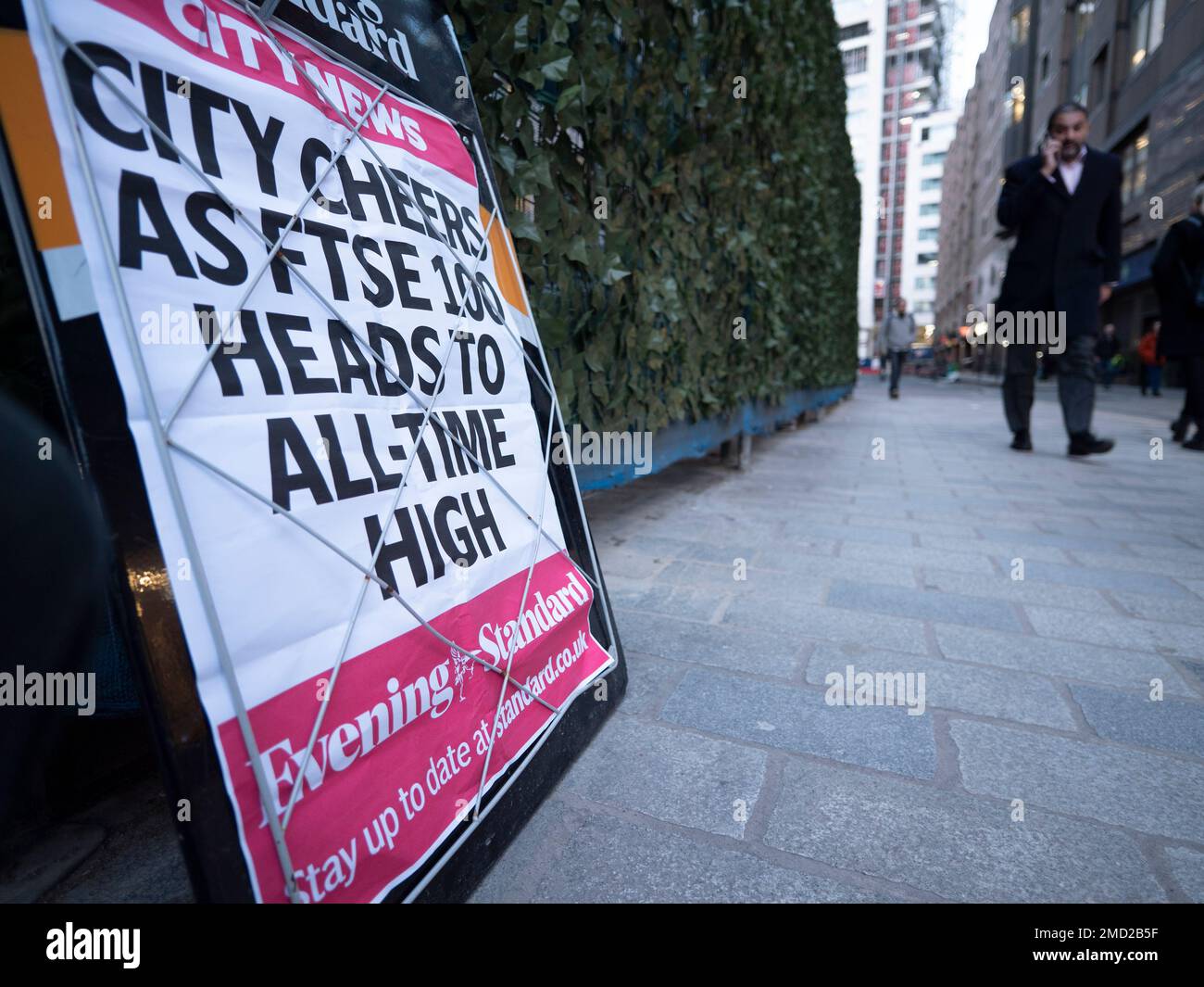 Poster, das den Inhalt der Abendzeitung anpreist und die City Cheers liest, während ftse 100 in die Höhe schießt. Stockfoto