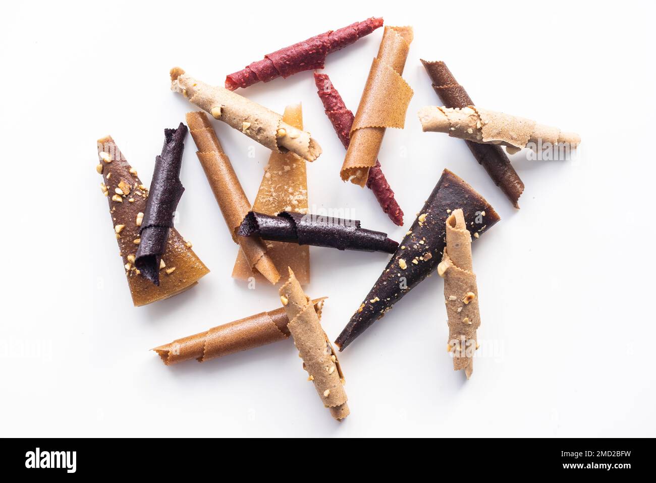 Obstpastilien isoliert auf weißem Hintergrund. Obst-Roll-ups aus Himbeere, Äpfeln, Orange und Johannisbeere. Stockfoto
