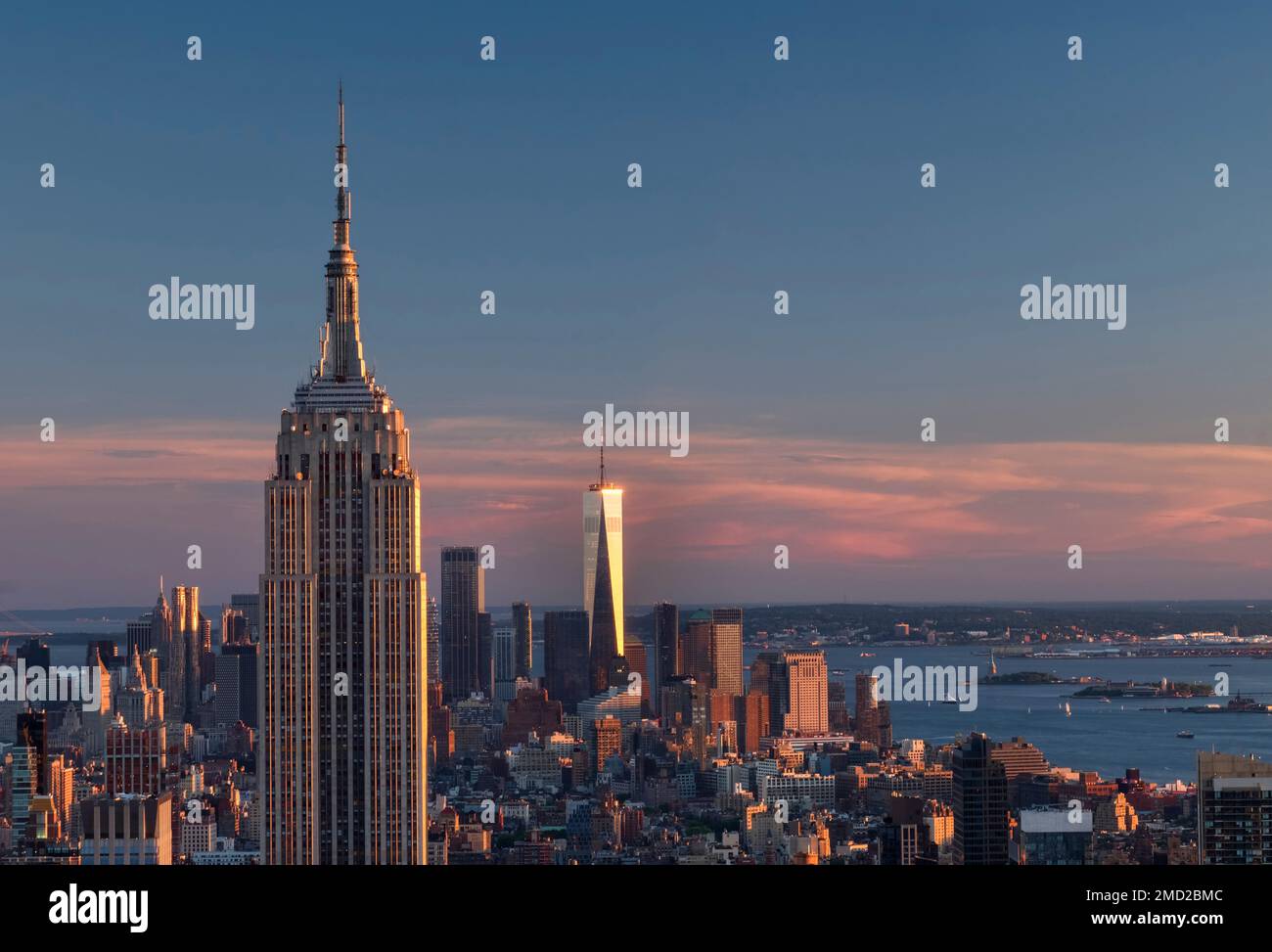 Skyline von Manhattan, Empire State Building, One World Trade Center und Freiheitsstatue bei Sonnenuntergang, New York, USA Stockfoto