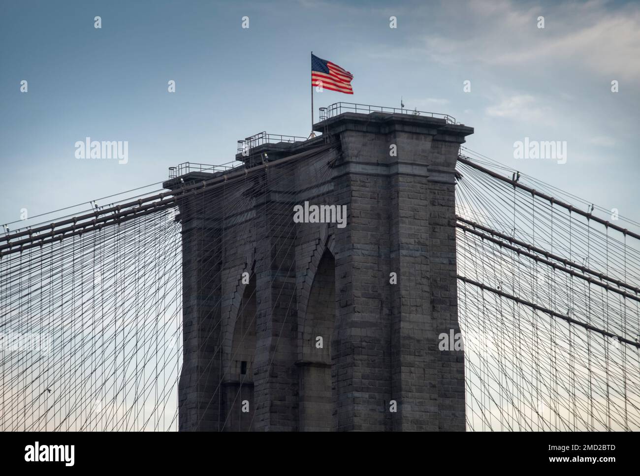 Amerikanische Nationalflagge auf der Brooklyn Bridge, New York, USA Stockfoto