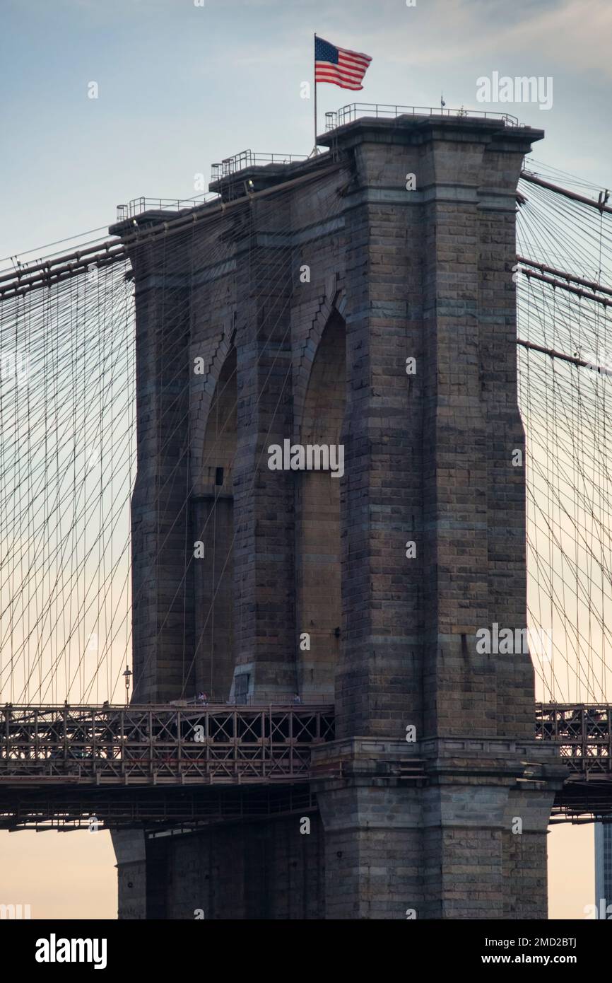 Amerikanische Nationalflagge auf der Brooklyn Bridge, New York, USA Stockfoto