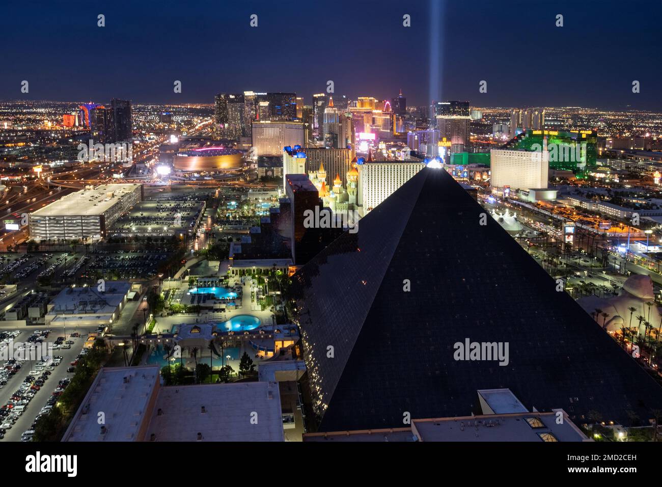 Erhöhte Aussicht auf das Luxor Hotel und Casino und die Gegend um den Las Vegas Strip bei Nacht, Las Vegas, Nevada, USA Stockfoto