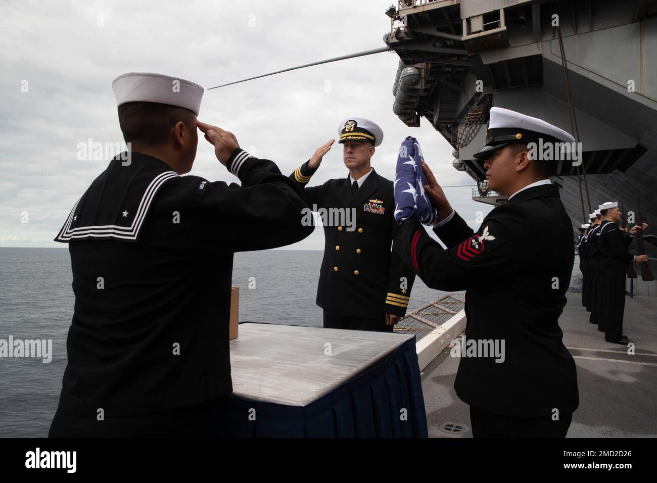Die der USS Gerald R. Ford (CVN 78) zugeteilten Seeleute trugen die verbrannten Überreste eines ehemaligen Dienstmitglieds auf dem Flugzeugaufzug drei während einer Begräbniszeremonie auf See am 12. Juli 2022. Die Überreste von 30 Angehörigen und Angehörigen waren dem Meer verpflichtet. Ford ist im Atlantik unterwegs und führt eine unabhängige Dämpfungsoperation durch. Begräbnis auf See, Seeleute, TL968, US Navy, USS Gerald R. Ford (CVN 78), Stockfoto