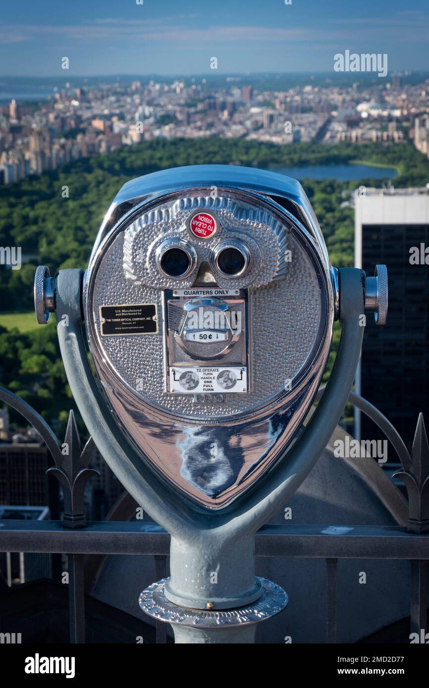 Das berühmte münzbetriebene Teleskop befindet sich auf der Aussichtsplattform Top of the Rock mit Blick auf Central Park, Rockefeller Center, Manhattan, New York, USA Stockfoto