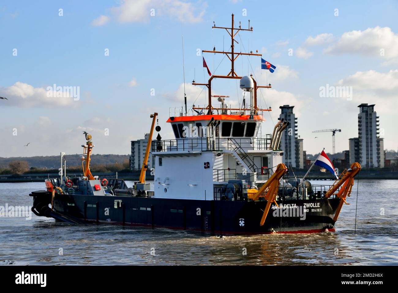 AQUADELTA ist eine Schwimmbagger mit Wassereinspritzung, die 2022 von Scheepswerf Bijlsma für Van der Kamp gebaut wurde und in London bei der Arbeit an der Themse gesehen wird Stockfoto