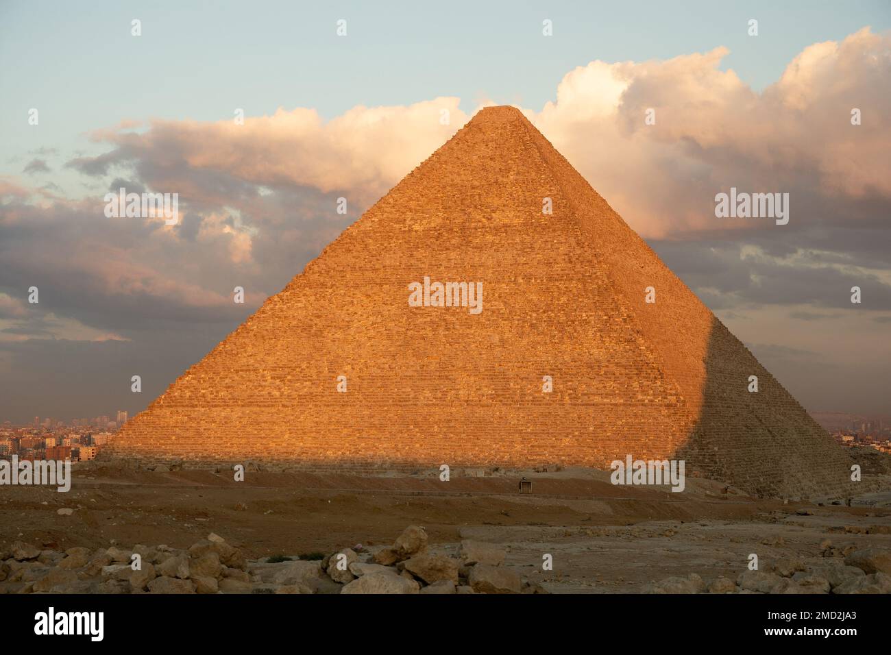 Die höchste Gizeh-Pyramide von Khufu oder Cheops im Abendlicht Stockfoto