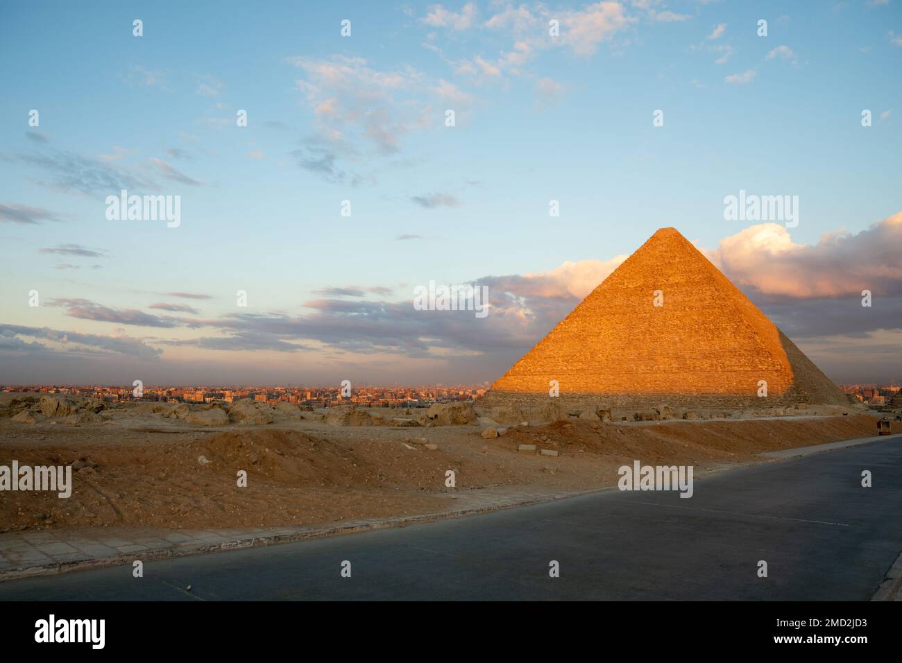 Die höchste Gizeh-Pyramide von Khufu oder Cheops im Abendlicht Stockfoto