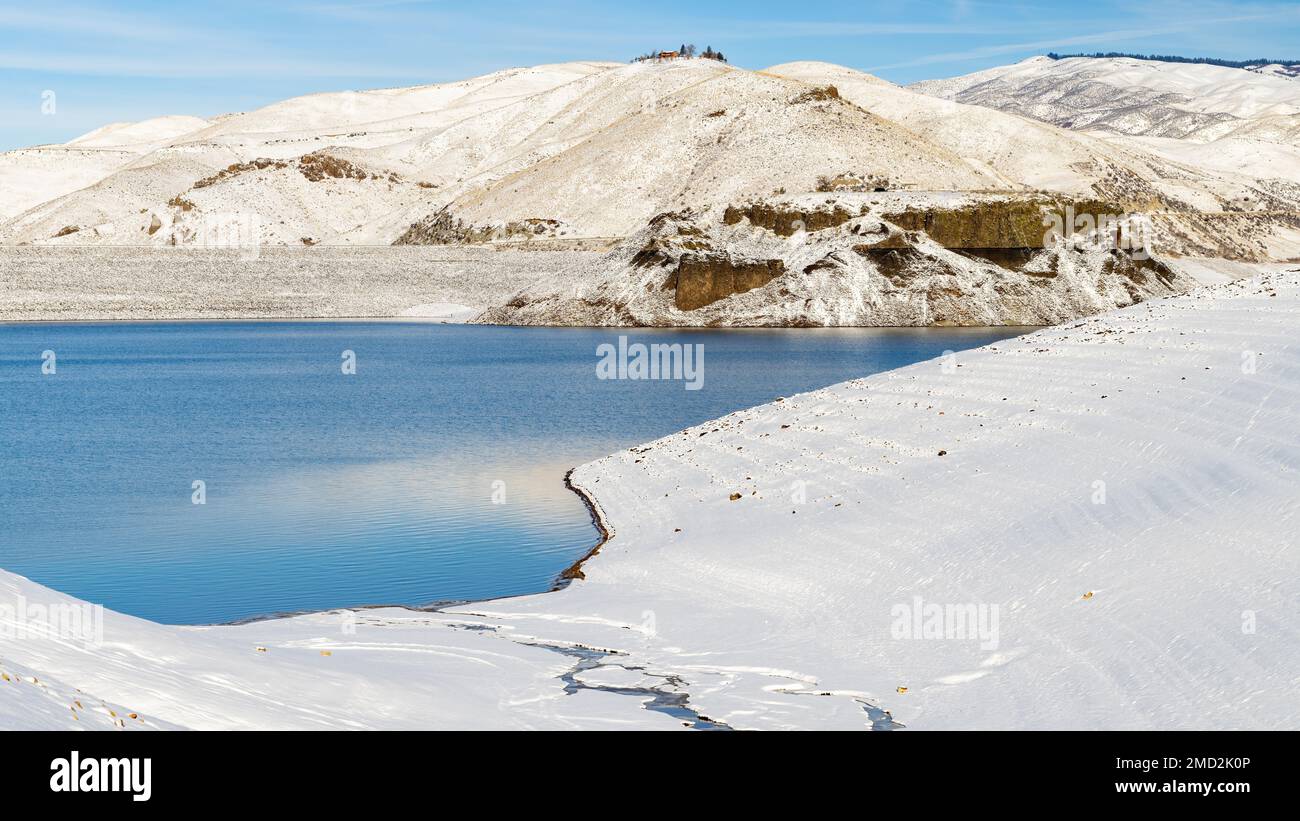 Schneebedeckte Küste eines Niedrigwasserreservoirs im Winter Stockfoto