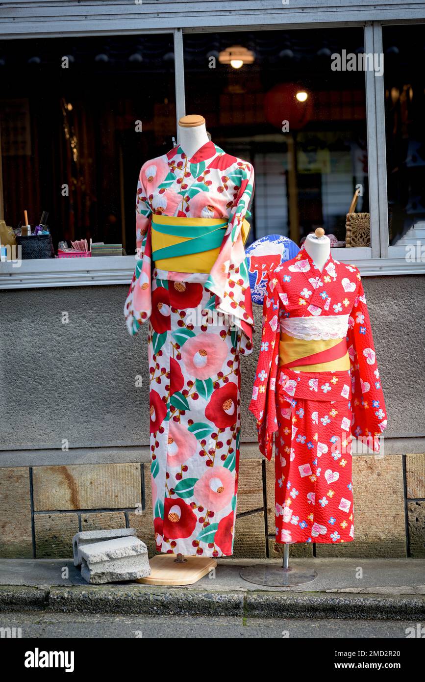 Farbenfrohe japanische Damenbekleidung auf den Schaufensterpuppen Stockfoto