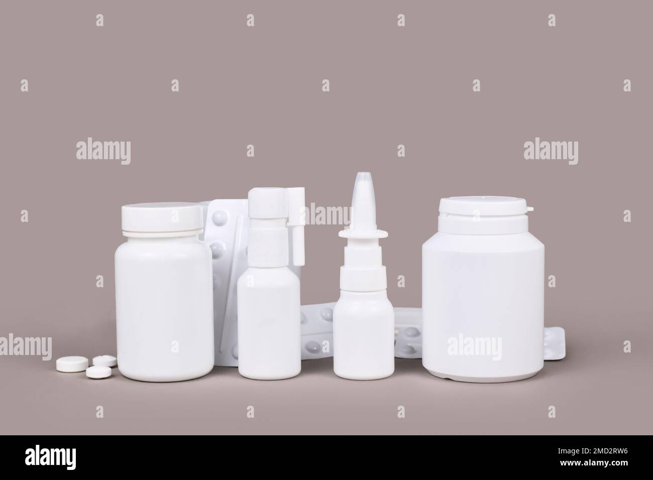 Verschiedene Medikamente für Kälte und Rauchabzug. Nasenspray, Rachenspray, Pillen und Taschentücher Stockfoto