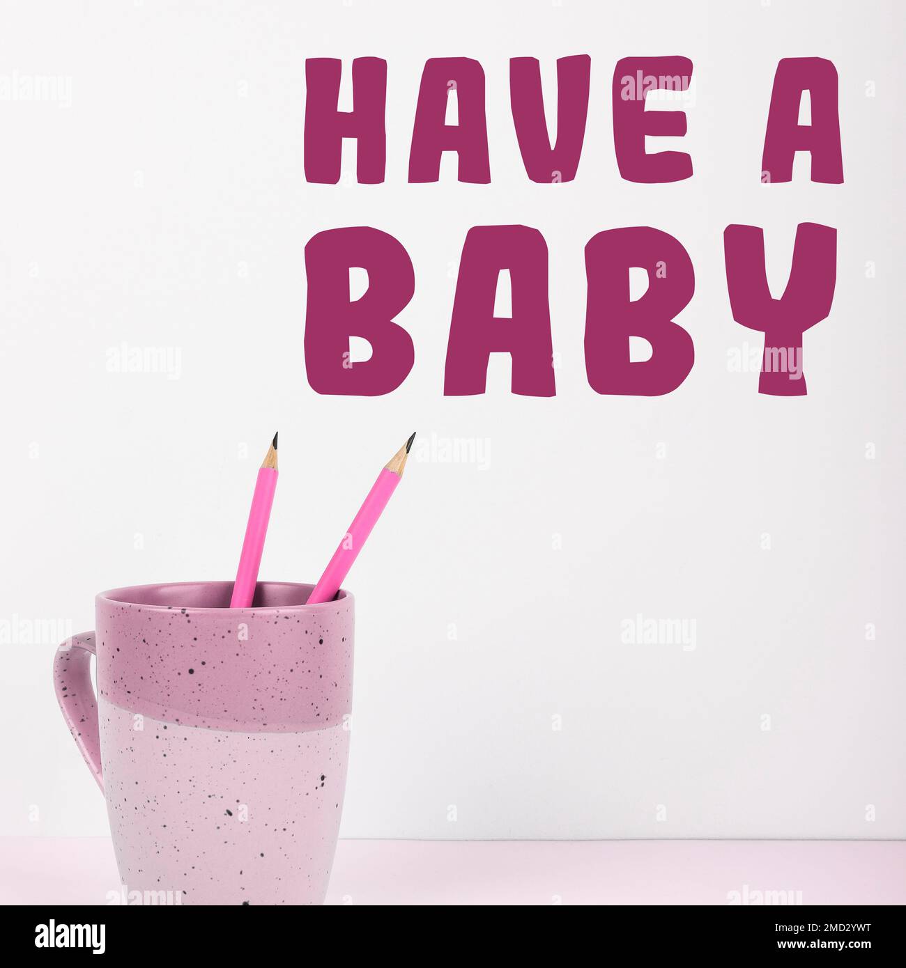 Schreiben, in dem Text „Have A Baby“ angezeigt wird, Word für Eltern erwarten oder werden ein neugeborenes Kind bekommen Stockfoto