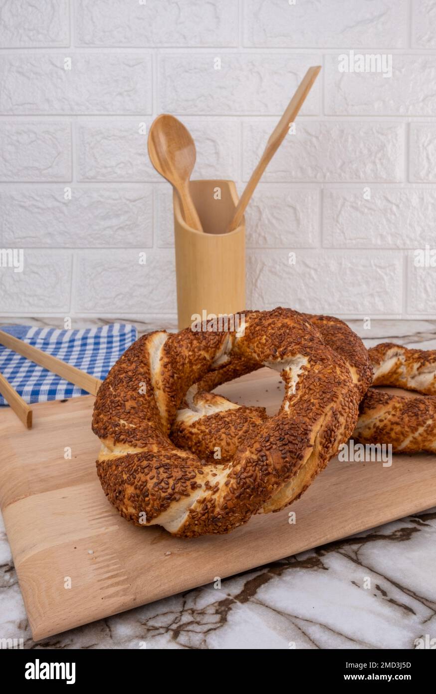 Küchen-Bagel-Konzept. Frühstücksidee mit türkischen Bagels in der Küche. Stockfoto