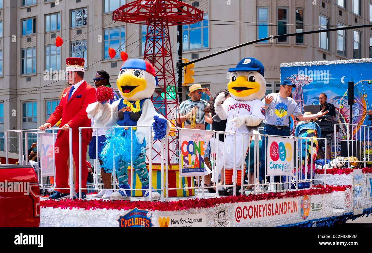 Coney Island Cyclone Float bei der Mermaid Parade, Surf Avenue, Coney Island, New York, USA Stockfoto