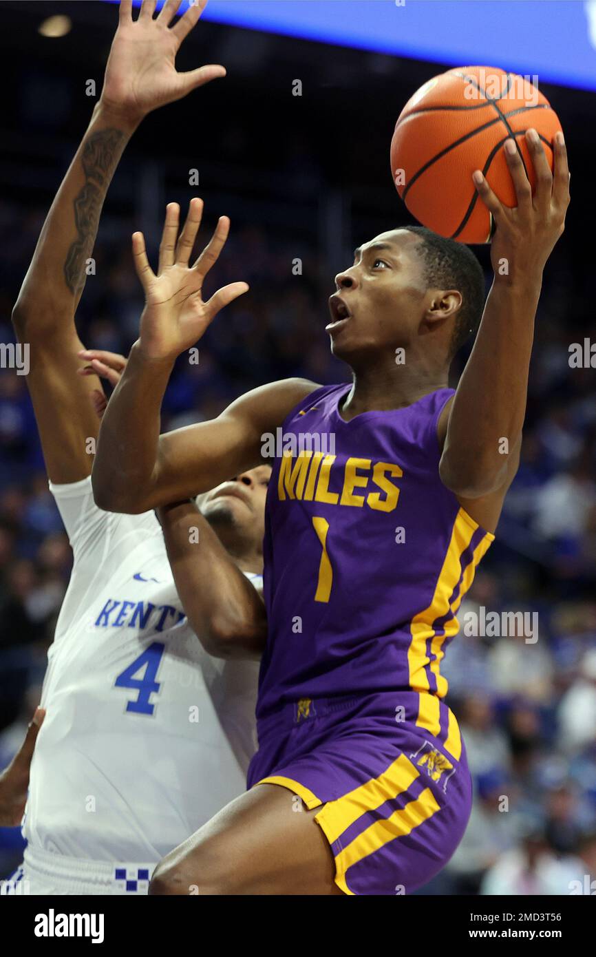 Miles College's Yasim Hooker (1) shoots while defended by Kentucky's Daimion Collins (4) during the second half of an NCAA college basketball exhibition game in Lexington, Ky., Friday, Nov. 5, 2021. (AP Photo/James Crisp) Stockfoto