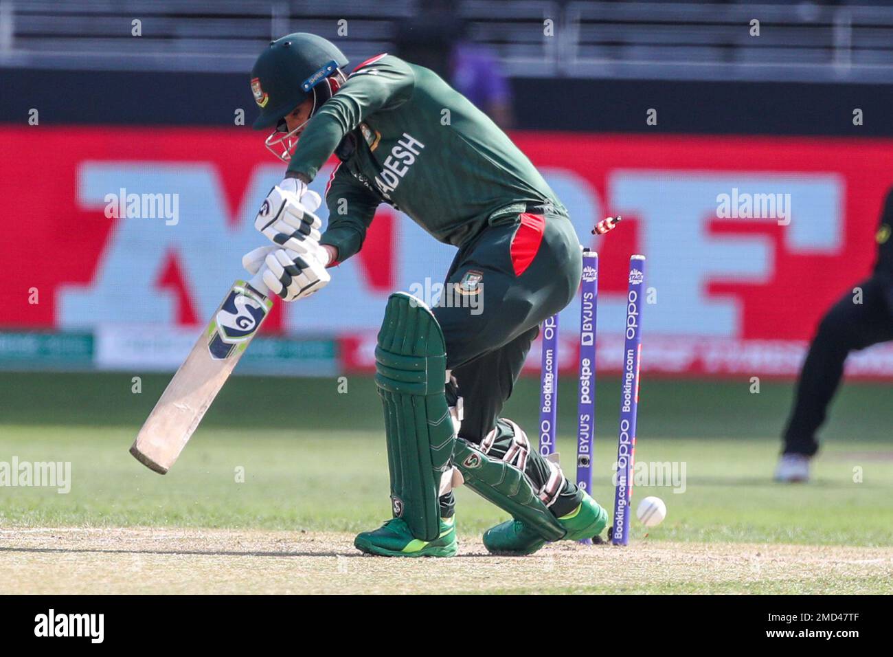 Bangladesh's Liton Das is out bowled by Australia's Mitchell Starc during the Cricket Twenty20 World Cup match between Australia and Bangladesh in Dubai, UAE, Thursday, Nov. 4, 2021. (AP Photo/Aijaz Rahii) Stockfoto