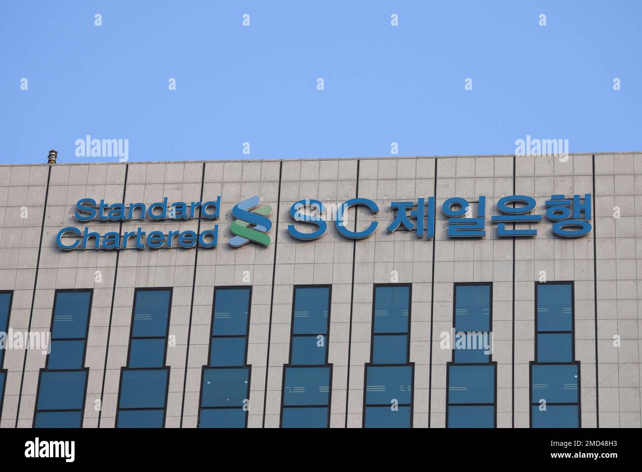 A logo of Standard Chartered Bank Korea or SC Korea, is seen at its headquarters in Seoul, South Korea, Thursday, Nov. 4, 2021. (AP Photo/Lee Jin-man) Stockfoto
