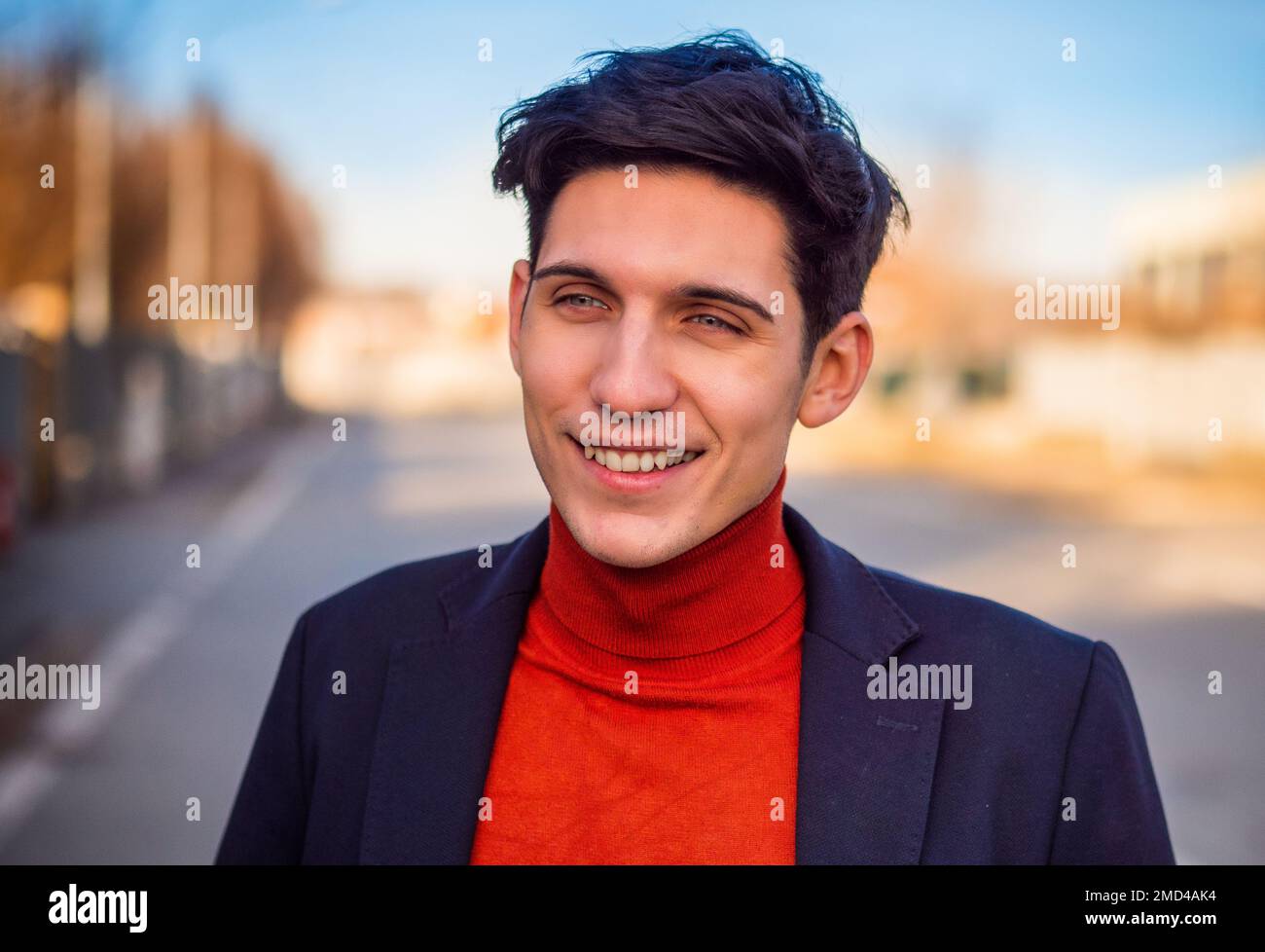 Hübscher junger Mann in Stadtstraße, Blick auf die Kamera zu Lächeln Stockfoto