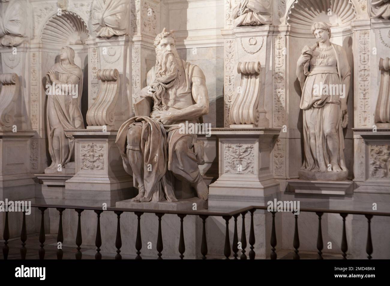 Moses ist eine weiße Marmorskulptur von Michelangelo Stockfoto