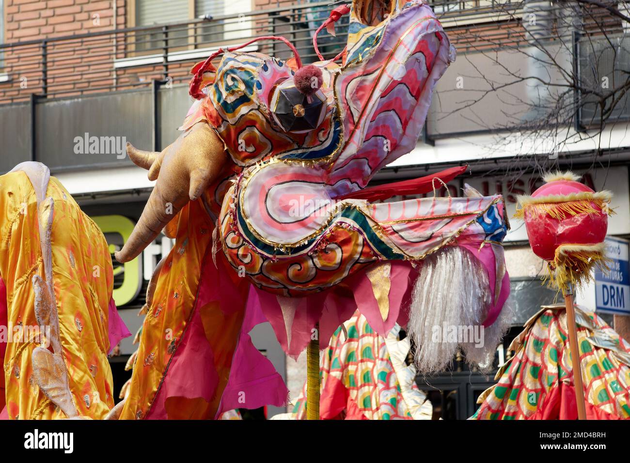 Feier des chinesischen Neujahrs im Stadtviertel Madrid mit der größten Präsenz chinesischer Einwanderer in der Hauptstadt. Stockfoto