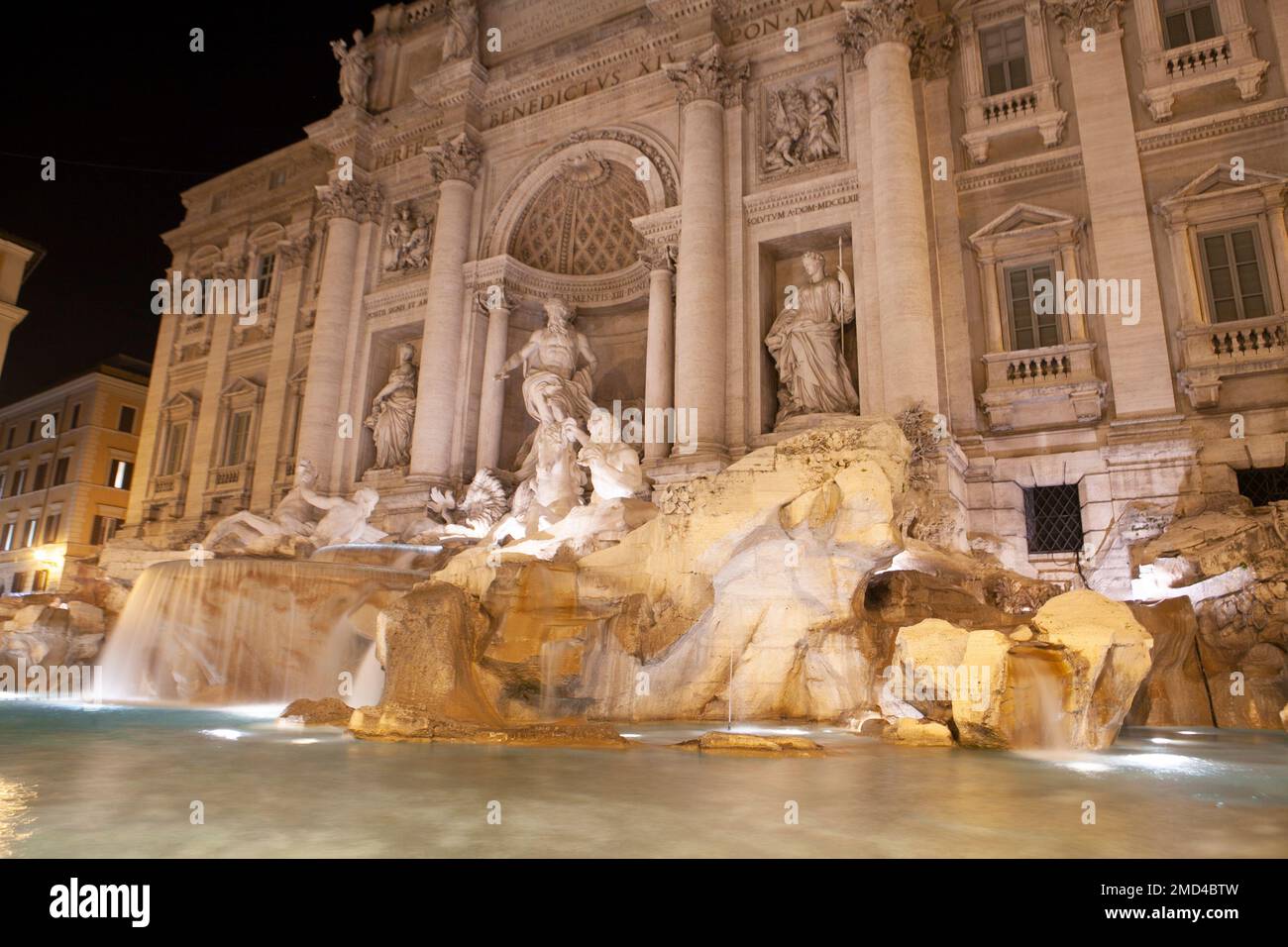 Die Fontana di Trevi ist einer der größten monumentalen Brunnen des Barocks in Rom Stockfoto