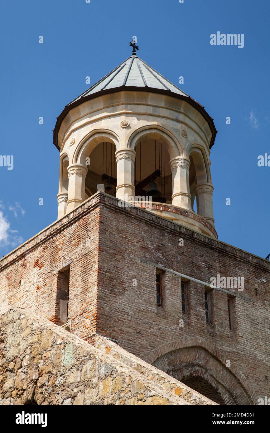 Glockenturm des Tempels Svetitskhoveli an einem sonnigen Tag. Mzcheta, Georgia Stockfoto